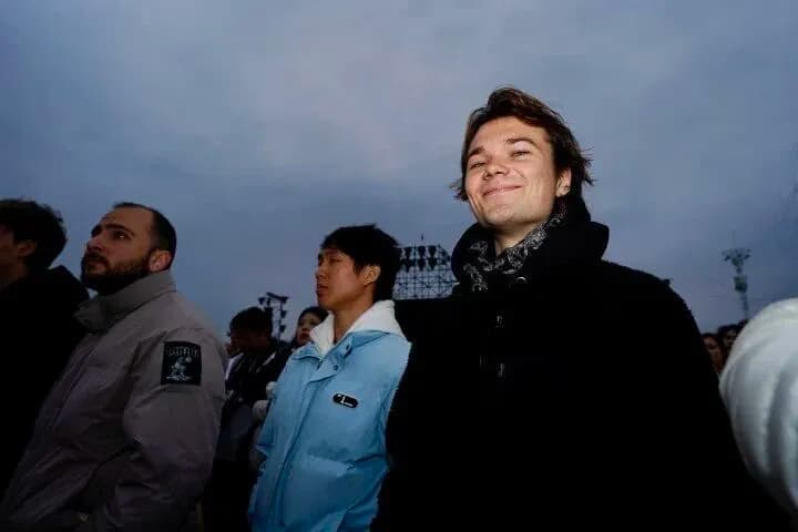 现场的小乐迷和外国观众享受音乐