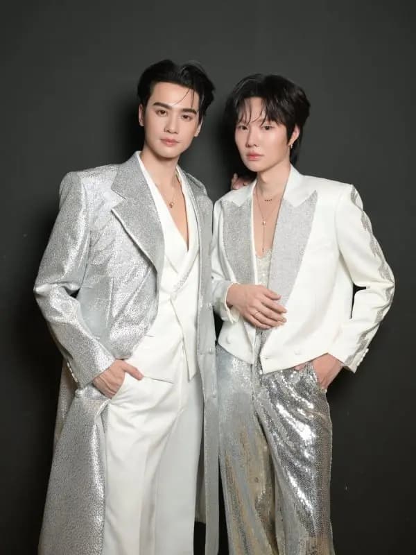 两对CP的吉祥物Nong O-Ae与Nong Rainy在一起的可爱合照