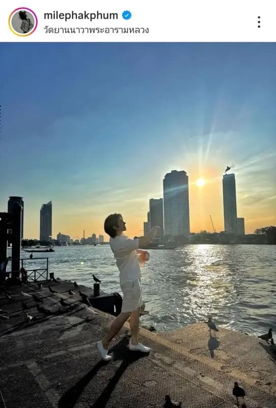 Mile Phakphum在寺庙内虔诚礼佛