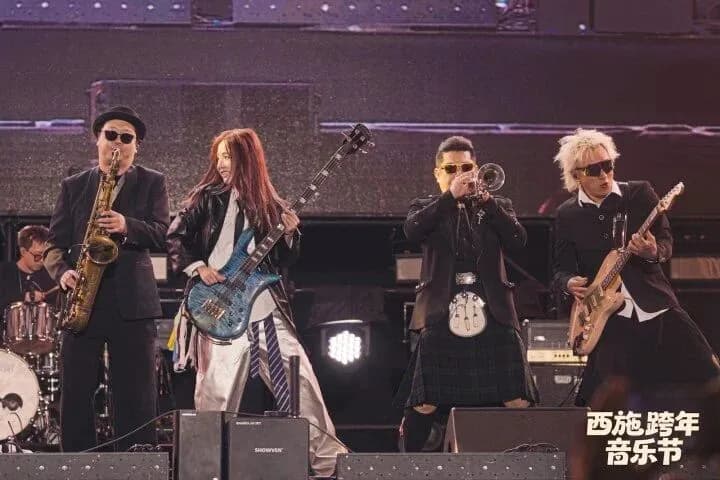 STOLEN秘密行动乐队在舞台上激情演奏