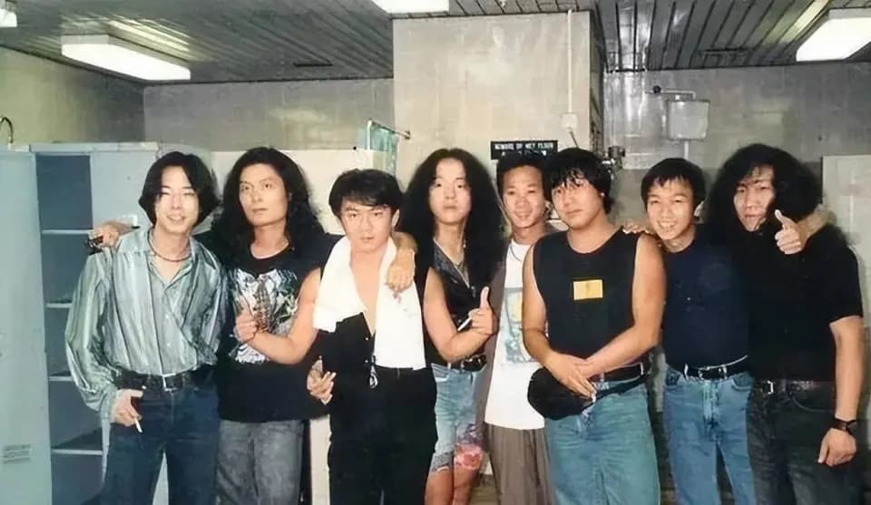 1991年黑豹乐队与Beyond乐队黄家驹等人在香港的历史性合影