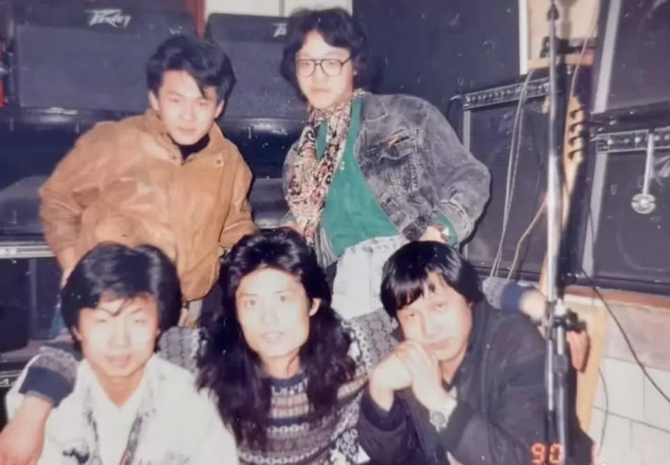 黑豹乐队创始经纪人郭传林(前排右一)与乐队早期成员合影